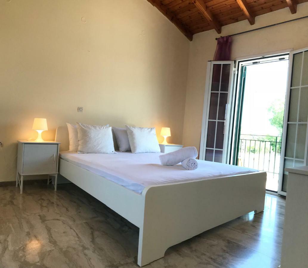 Wooden Ceiling Apartment - Close To City Center Kanálion 외부 사진