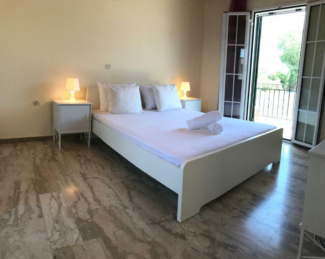 Wooden Ceiling Apartment - Close To City Center Kanálion 외부 사진