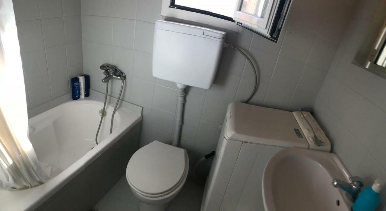 Wooden Ceiling Apartment - Close To City Center Kanálion 외부 사진