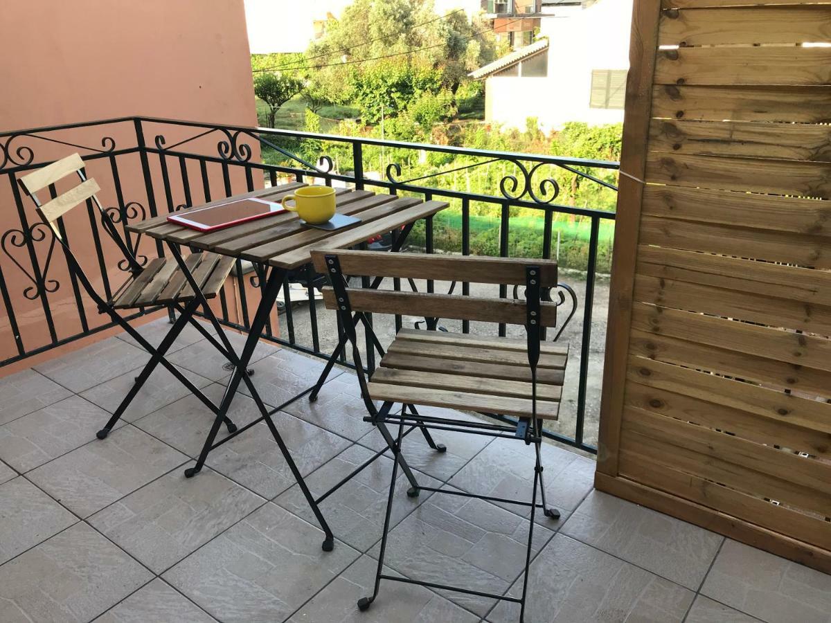 Wooden Ceiling Apartment - Close To City Center Kanálion 외부 사진